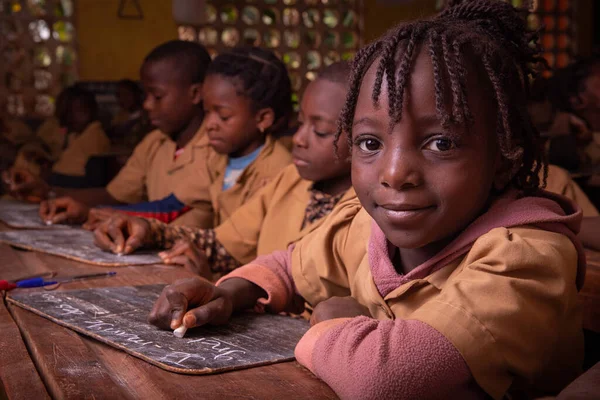 在非洲的一个学校里 学生们在黑板上用粉笔记笔记 非洲的在校儿童 — 图库照片