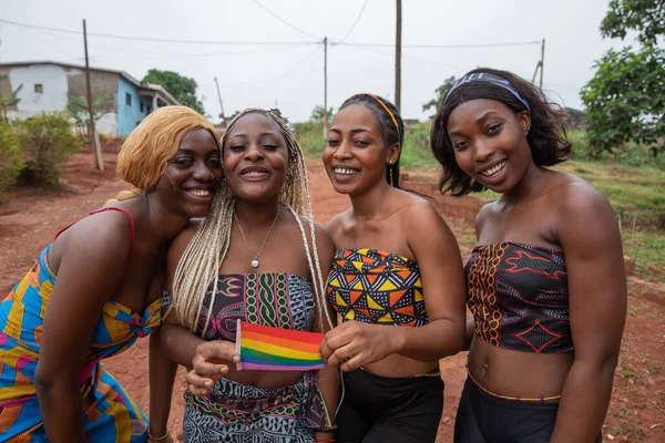 Grupa Uśmiechniętych Afrykańskich Lesbijek Razem Tęczową Flagą Spotykają Się Lgbtq — Zdjęcie stockowe