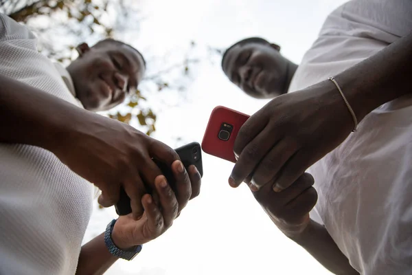 Dwóch Młodych Chłopców Używa Smartfonów Razem Młode Pokolenie Technologia Afryce — Zdjęcie stockowe