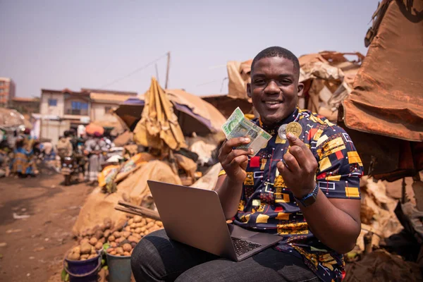 Afrykański Chłopiec Rynku Posiadający Franki Fcfa Monetę Bitcoin Wdrożenie Kryptowalut — Zdjęcie stockowe