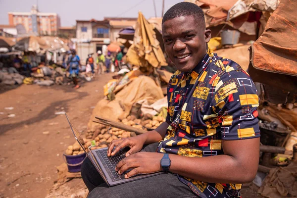 Młody Afrykański Chłopiec Korzysta Swojego Komputera Rynku Młodych Ludzi Technologii — Zdjęcie stockowe
