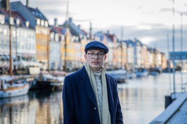 Danimarka 'nın başkenti Nyhavn, Kopenhag' da bir kış gününde zarif bir gencin portresi.