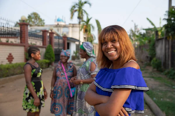 Portret Samotnej Afrykanki Trzema Innymi Kobietami Tle Rozmawiającymi Sobą Koncepcja — Zdjęcie stockowe