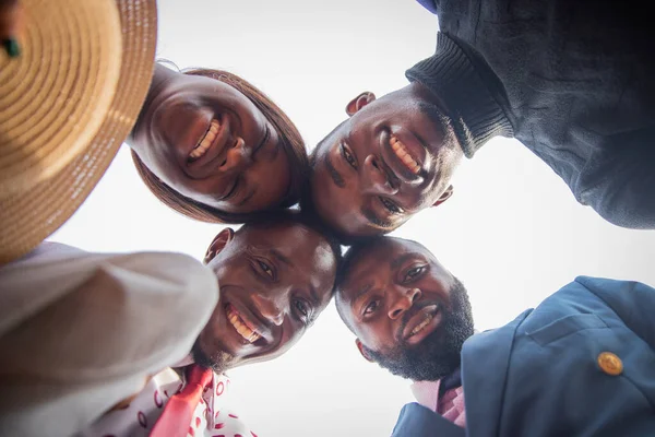 Grupa Afrykańskich Przyjaciół Robi Łeb Łeb Uśmiecha Się Razem Koncepcja — Zdjęcie stockowe