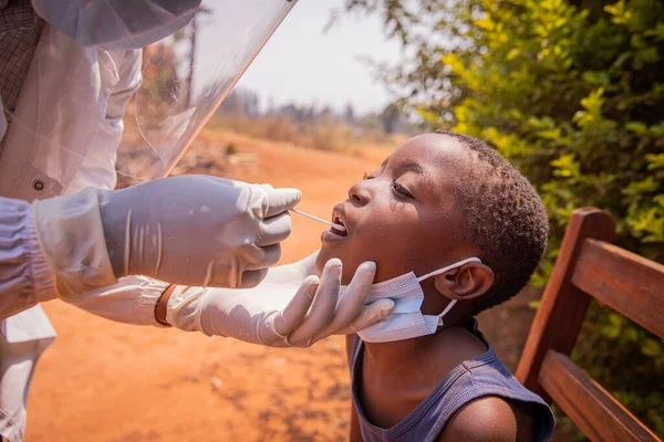 Молодой Африканский Ребенок Делает Быстрый Тест Здоровья Открытом Воздухе Своей — стоковое фото