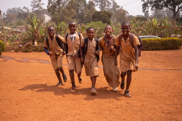 Jeune Groupe Enfants Africains Tous Ensemble Cour École Amuser Jouer — Photo