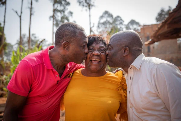 Zwei Brüder Geben Ihrer Schwester Einen Kuss Erwachsene Afrikaner Konzept — Stockfoto