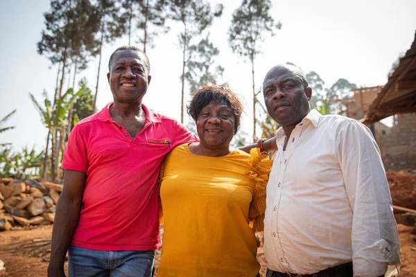 Drei Erwachsene Afrikanische Freunde Zusammen Freien Lächelnd Freundschaftskonzept — Stockfoto