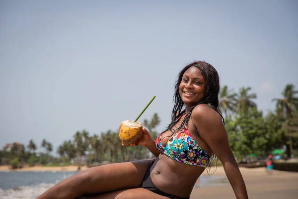 Beautiful Black African Girl Sitting Sand Sea Drinking Coconut Milk — Stock fotografie