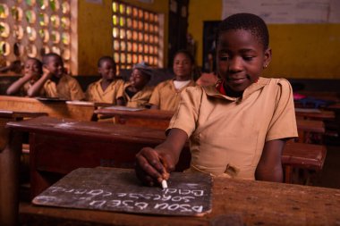 Sınıfta siyahi öğrencilerin olduğu bir ilkokulda. Konsept çalış.