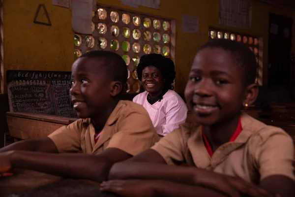 非洲教师和她的学生坐在教室里 — 图库照片