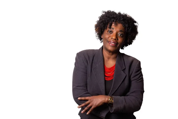 Mutlu, başarılı ve gülümseyen Afrikalı Amerikalı iş kadını beyaz arka planda izole edilmiş. Siyah olgun kadın vesikalığı..