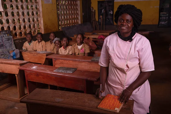 Enseignante Africaine Premier Plan Dans Salle Classe Pendant Leçon — Photo