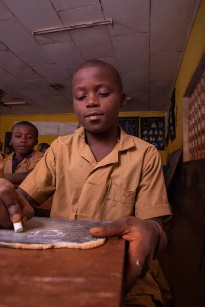 Enfant Africain Concentré Sur Écriture Réponse Question Enseignant Avec Craie — Photo