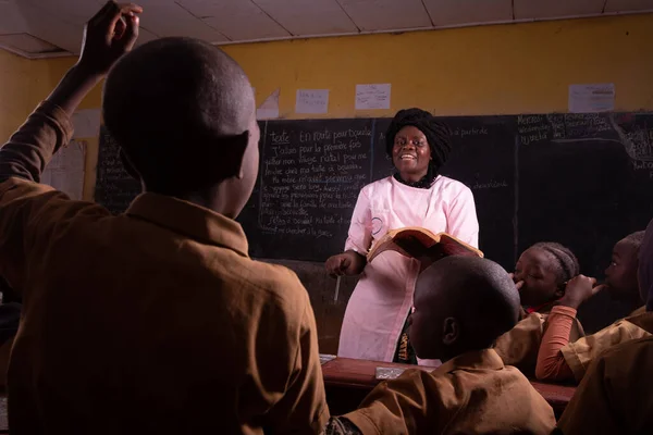 Une Enseignante Africaine Interroge Enfant Qui Lève Main Pour Répondre — Photo