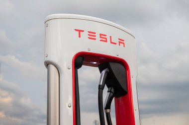 ABD, New York, 10 Haziran 2022: Tesla Supercharger 'ın yakın çekimi
