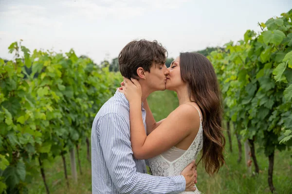 Любящая Пара Целуется Пока Находятся Середине Виноградных Полей Молодые Страстные — стоковое фото