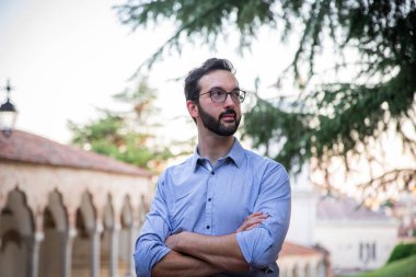 Silahlı bir iş adamı dışarıda, başarılı, karlı bir insan, kendine güvenen bir kişi, liderlik konsepti..