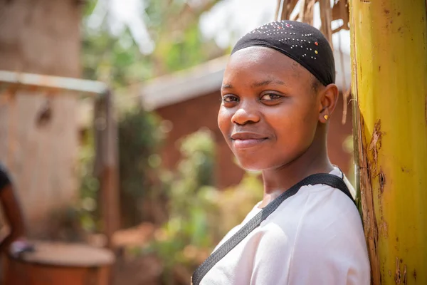 Portrait Young African Teenager Smiling Outdoors — Fotografia de Stock