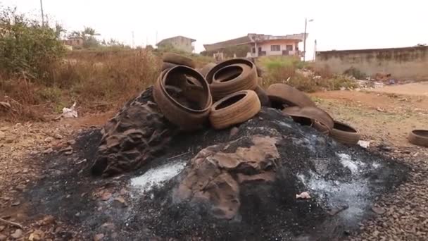 Шины Подержанных Автомобилей Оставленные Открытой Свалке Африке Готовые Сожжению Загрязнение — стоковое видео