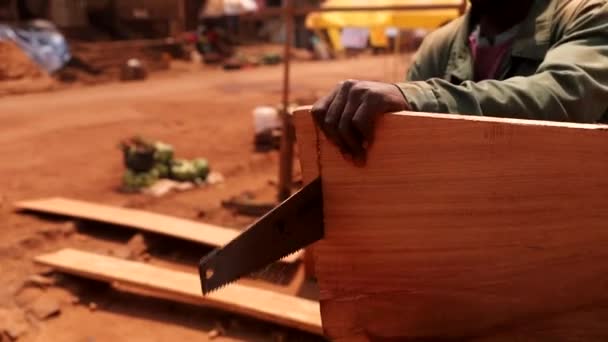 Africký Tesař Řeže Ruční Pilou Prkno Dřeva Práce Dílně — Stock video