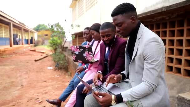 Jovens Empresários Africanos Discutem Sentar Usando Laptops Pessoas Bem Vestidas — Vídeo de Stock