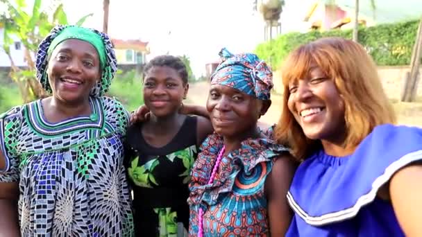 Grupa Afrykańskich Kobiet Filmuje Siebie Razem Kobiety Różnym Wieku Szczęśliwe — Wideo stockowe
