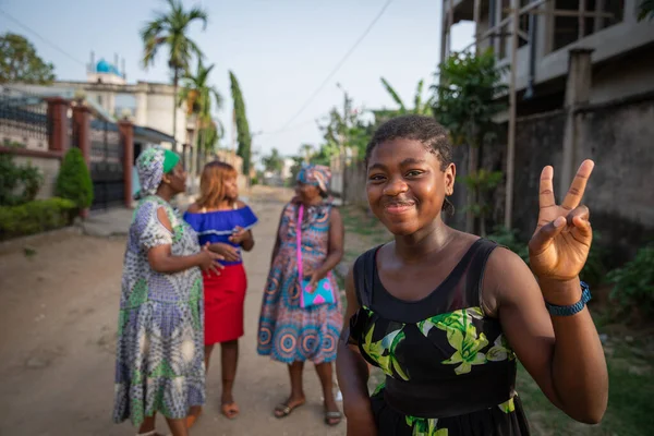 Zbliżenie Uśmiechem Młoda Afrykańska Dziewczyna Robi Znak Jej Palcami Inne — Zdjęcie stockowe