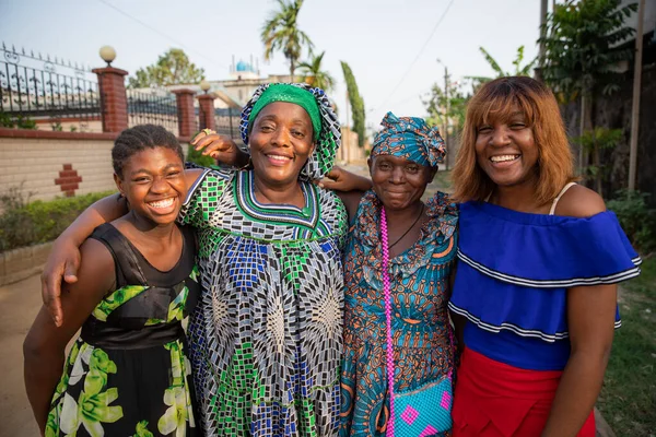 Wielopokoleniowa Grupa Afrykańskich Przyjaciół Przytulających Się Śmiejących Afrykańskie Kobiety — Zdjęcie stockowe