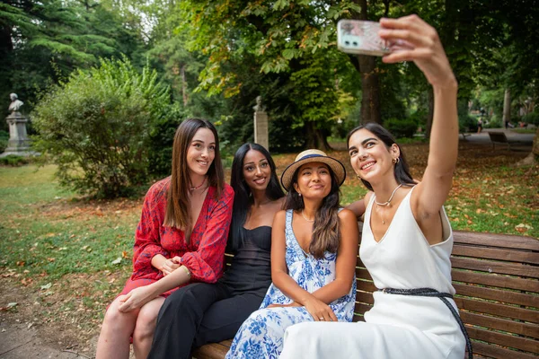 Dört Arkadaş Halka Açık Bir Parkta Yamada Oturmuş Selfie Çekiyorlar — Stok fotoğraf