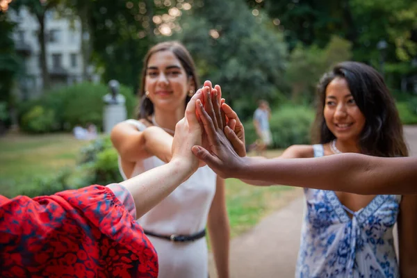 Birleşme Dostluğun Göstergesi Olarak Ellerini Bir Araya Getiren Farklı Irktan — Stok fotoğraf