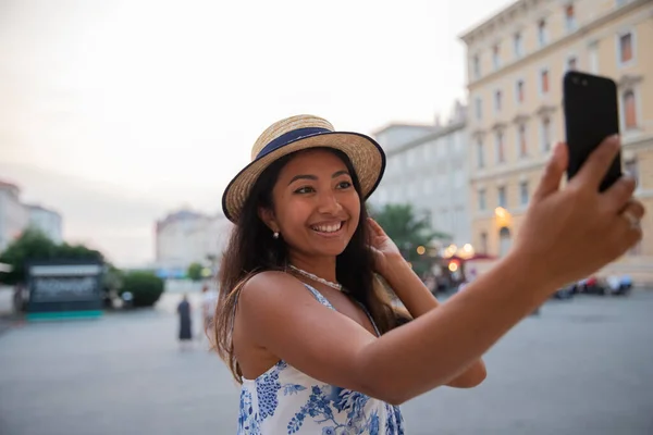 Asian Tourist Takes Selfie Her Smartphone While Vacation Italy — Zdjęcie stockowe
