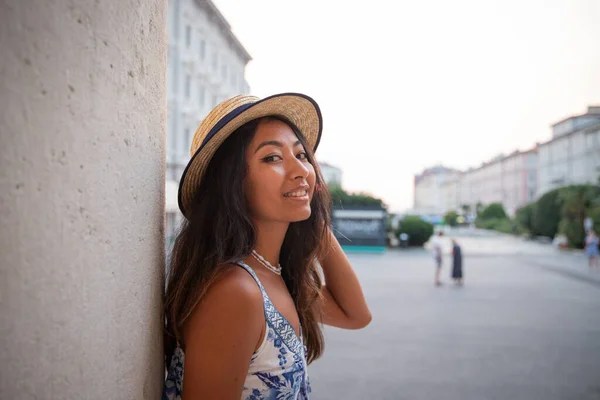 Talya Tatildeyken Gülümseyen Asyalı Bir Turistin Portresi — Stok fotoğraf