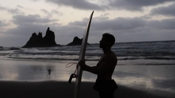 Σιλουέτα Ενός Σέρφερ Στην Παραλία Ιστιοσανίδα Έννοια Της Σύνδεσης Φύση — Αρχείο Βίντεο