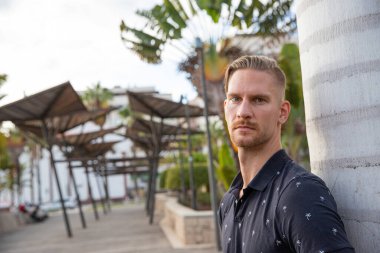 Dışarıda 30 'larında mavi gözlü çekici bir beyaz adamın portresi..