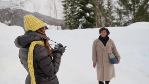 Fotógrafo Toma Fotos Una Persona Las Montañas Invierno Acaba Nevar — Vídeo de stock