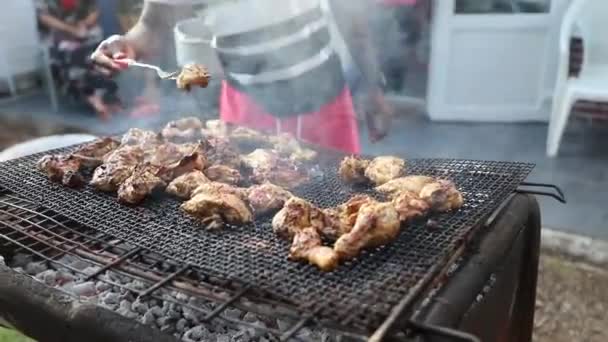 Närbild Grill Med Kyckling Matlagning Grill Afrikansk Familj — Stockvideo