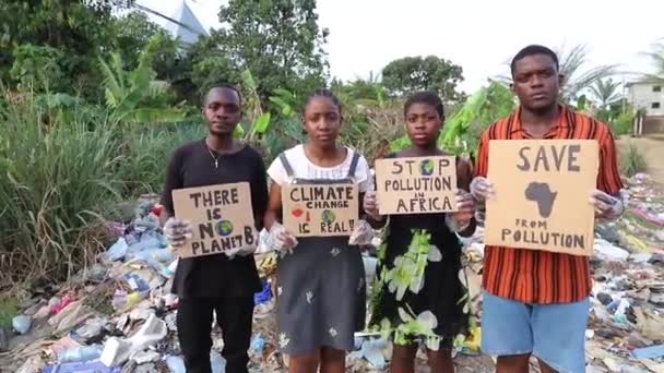 一群非洲的新教徒站在一个非法露天垃圾填埋场前 张贴了提高认识的标志 — 图库视频影像