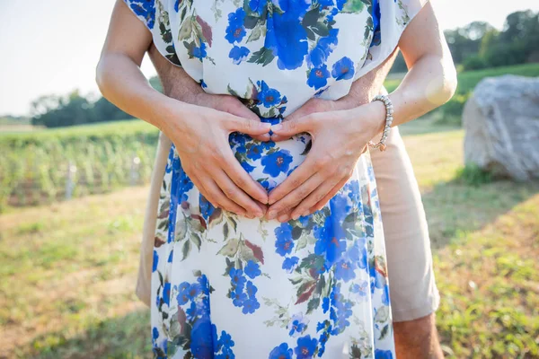 Close Hands Pregnant Future Mother Her Partner Making Heart Symbol — Fotografia de Stock