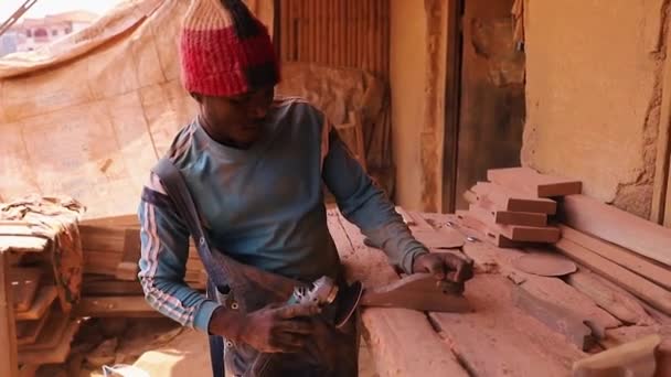 Afrikalı Bir Marangoz Bir Odun Parçasını Zımpara Makinesiyle Düzleştiriyor — Stok video