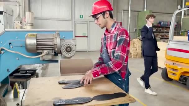 Trabalhador Fábrica Embala Solas Caixas Enquanto Gerente Faz Uma Chamada — Vídeo de Stock