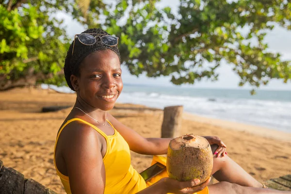 Beautiful Girl Enjoys Her Beach Vacation Sitting Sand Drinking Coconut — 图库照片