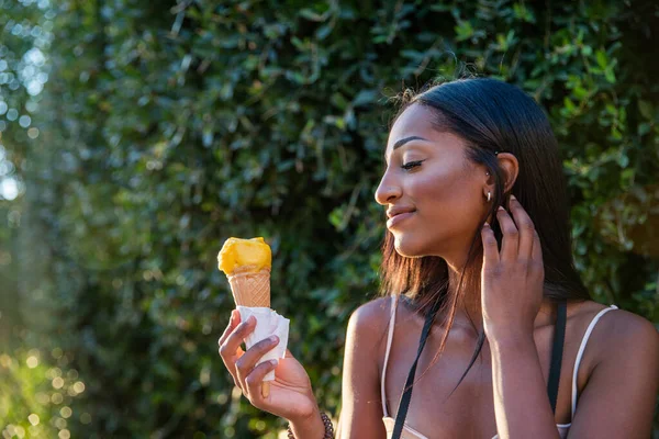 Portrait Attractive African Girl Who Eats Ice Cream Sunset — Stok fotoğraf