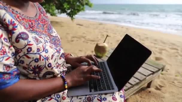 Close Woman Using Laptop Tropical Beach Black Screen Copy Space — Stock Video