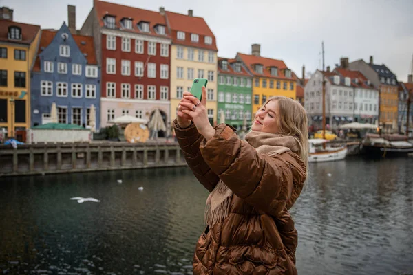 Turista Tira Uma Selfie Enquanto Canal Nyhavn Capital Dinamarquesa Conceito — Fotografia de Stock