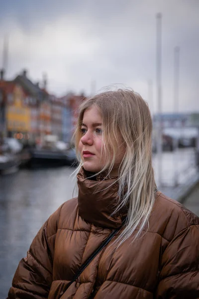 Kopenhag Sokaklarında Bir Kızın Portresi — Stok fotoğraf