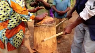 Afrika 'da bir Afrika köyünde, kabile yaşamında insanlar cenaze töreninde davul çalıyor..