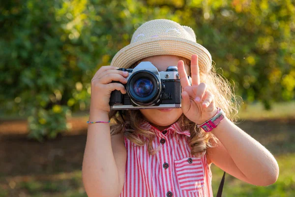 Mała Dziewczynka Aparatem Robi Zdjęcia Robi Znak Palcami Koncepcja Fotografa — Zdjęcie stockowe