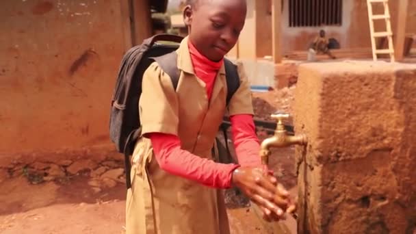 Estudiante Bebe Agua Una Fuente Pública África Concepto Sequía Escasez — Vídeo de stock