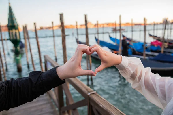 Mãos Dois Amantes Fazem Uma Forma Coração Veneza Gôndolas Fundo — Fotografia de Stock